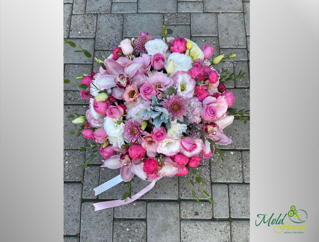 Cutie gri cu trandafiri roz, eustoma și crizantemă foto